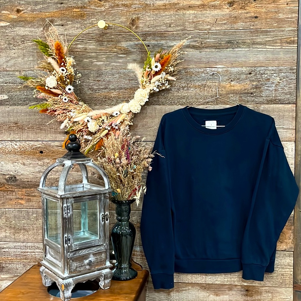 Navy fitted sweatshirt